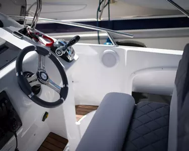 Boote mit Skipper / JS780 Saver (9p)
