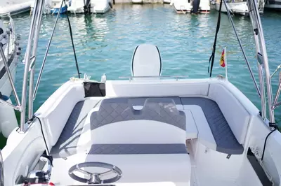 Boote mit Skipper / JS780 Saver (9p)