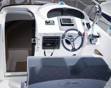 Boote mit Skipper / JS780 Saver (9p)
